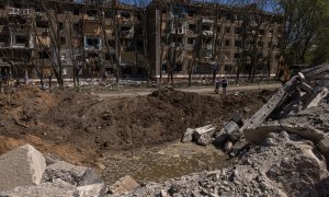 06/05/2022 El cráter provocado por un ataque áereo ruso cerca de un edificio de apartamentos dañado en Kramatorsk, en la ucraniana región de Donetsk