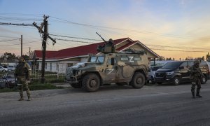 06/05/2022 Militares rusos supervisan la evacuación de civiles en la acería de Mariúpol, en Ucrania