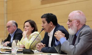 El representante del Frente Polisario en España, Abdulah Arabi (2d), interviene durante la XXVI Conferencia "Paz y libertad para el pueblo saharaui", que se celebra en el Parlamento de La Rioja, este sábado