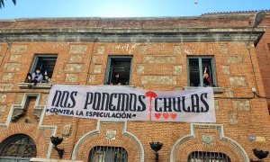 Activistas colocan una pancarta en la antigua sede de UGT, situada en la madrileña calle de Hortaleza