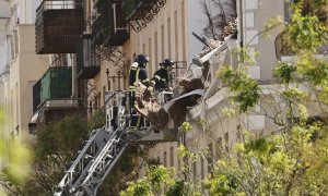 06/05/2022 Dos bomberos se encaraman al edificio madrileño que sufrió una explosión que acabó con la vida de dos personas