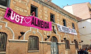 07/05/2022 Los activistas despliegan pancartas en pleno proceso de ocupación de la histórica sede de UGT