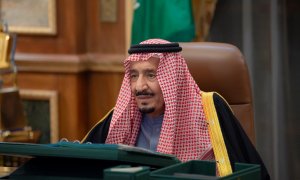 1 de enero de 2022, Arabia Saudita, Riad: El rey de Arabia Saudita, Salman bin Abdulaziz Al Saud, preside una reunión de gabinete virtual.