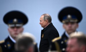 El presidente ruso Vladimir Putin llega para ver el desfile militar del Día de la Victoria en la Plaza Roja en el centro de Moscú el 9 de mayo de 2022.
