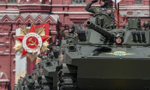 Los vehículos de combate de infantería anfibios BMD-4 rusos ruedan por la Plaza Roja durante el desfile militar del Día de la Victoria en Moscú, Rusia, el 09 de mayo de