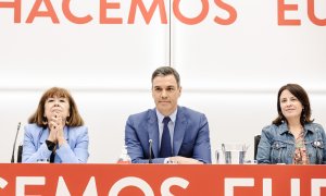 La presidenta del PSOE, Cristina Narbona; el presidente del Gobierno y secretario general del PSOE, Pedro Sánchez y la vicesecretaria general del PSOE, Adriana Lastra, en una reunión de la Ejecutiva Federal del PSOE en la sede socialista de la calle Ferr