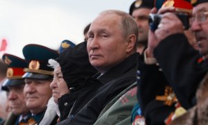Vladimir Putin, asiste al desfile militar del Día de la Victoria en la Plaza Roja de Moscú, Rusia, el 9 de mayo de 2022. El desfile militar del Día de la Victoria se lleva a cabo anualmente para conmemorar la victoria del Unión Soviética sobre la Alemania