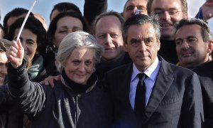 05/03/2017-El candidato del partido 'Les Republicains' a las elecciones presidenciales francesas de 2017, Francois Fillon, con su esposa Penelope, en la Place du Trocadero en París, Francia, el 05 de marzo de 2017