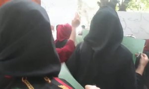 Las mujeres gritan contra el burka en Afganistán
