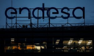 El logo de endesa en lo alto de su sede en Madrid, en el atardecer. REUTERS/Susana Vera