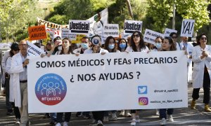 Médicos de hospitales se manifiestan este martes contra la temporalidad en una marcha desde el Estadio de Vallecas hasta la Asamblea de Madrid. Desde el día 10 de mayo los médicos especialistas del Servicio Madrileño de Salud comienzan una huelga indefini