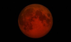 La Luna adquiere un color rojizo-anaranjado durante un eclipse lunar.