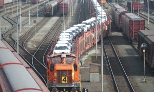 Un tren de mercancías transporta coches en Alemania.