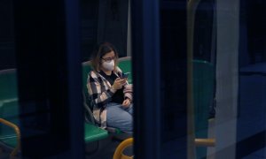 ARCHIVO. Una pasajera con mascarillas en el metro de Málaga.