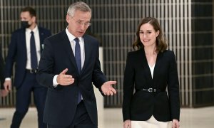 El Secretario General de la OTAN, Jens Stoltenberg (L), y la Primera Ministra finlandesa, Sanna Marin, visitan el Consejo del Atlántico Norte (NAC) en Helsinki.