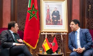 El ministro de Exteriores español, José Manuel Albares (i), durante la reunión que mantiene con su homólogo marroquí, Naser Burita, el pasado martes en Marrakech.