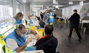 12/05/2022. Varias personas son vacunadas contra la covid-19, en el WiZink Center, a 20 de enero de 2022, en Madrid.
