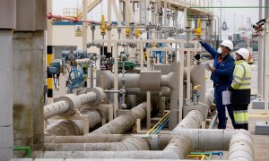 Operarios trabajan en la terminal de gas natural licuado (GNL) de la Zona Franca de Barcelona, ​​España.