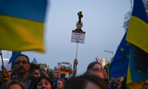 Un manifestante sostiene un títere con la cara del presidente ruso Vladimir Putin durante una protesta contra la invasión rusa de Ucrania frente a la embajada rusa en Sofía el 9 de mayo de 2022.