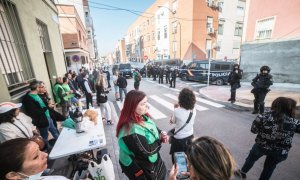 Activistas durante el desahucio de Elena Kocheulova en Puente de Vallecas, a 13 de mayo de 2022.