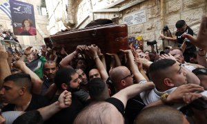 El ataúd de la periodista palestina asesinada Shireen Abu Akleh durante una procesión antes de su funeral en la Ciudad Vieja de Jerusalén, el 13 de mayo de 2022.