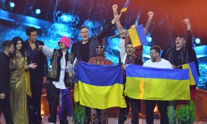 14/05/2022 Los ucranianos Kalush Orchestra celebran su victoria sobre el escenario de Eurovisión, junto a los presentadores Alessandro Cattelan, Laura Pausini y Mika en Turín (Italia)