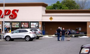 La Policía asegura la escena del crimen en un supermercado de Búfalo