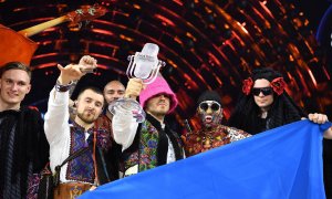 a Orquesta Kalush de Ucrania celebra en el escenario tras ganar la 66ª edición del Festival de la Canción de Eurovisión (ESC 2022) en Turín, Italia, el 14 de mayo de 2022.