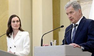 El presidente de Finlandia, Sauli Niinistö y la primera ministra, la socialdemócrata Sanna Marin en una rueda de prensa celebrada en Helsinki