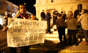 Una multitud de personas participa de una manifestación contra del abuso infantil en Asunción, tras el caso del niño abusado en un colegio de la ciudad de Lambaré por estudiantes mayores del mismo plantel.