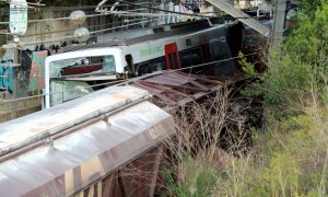 Un vagó d'un tren de mercaderies encastat amb la cabina d'un tren de passatgers a l'entrada de l'estació de Sant Boi de Llobregat.