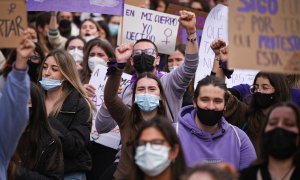 8/03/2022-Varias personas con carteles participan en una manifestación feminista por el 8M, Día Internacional de la Mujer, a 8 de marzo, en Valencia, Comunidad Valenciana