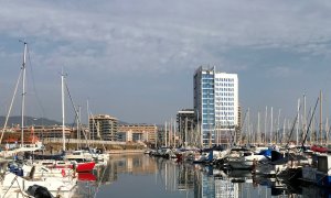 17/05/2022 - Perspectiva general de l'Hotel Marina Badalona, al fons.