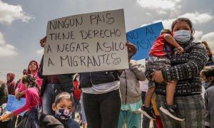 Un grupo de mexicanos desplazados provenientes del estado de Michoacán, protestan en las inmediaciones del consulado de Estados Unidos, el 8 de mayo de 2022, en la ciudad de Tijuana, Baja California