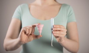 Imagen de una copa menstrual y un tampón.