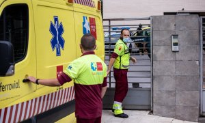 Sanitarios en ambulancia, en San Agustín de Guadalix, Madrid.
