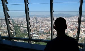 Un visitant contempla les vistes de la ciutat (Sagrada Família i avinguda Diagonal a l'esquerra), des del mirador de la torre Glòries.