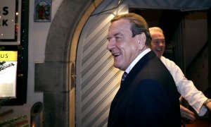 El ex canciller alemán Gerhard Schroeder llega a una reunión de celebración con sus ex ministros con motivo del 20º aniversario del primer gobierno de la unión federal rojo-verde