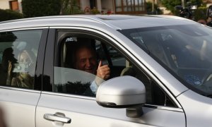 El rey Juan Carlos ha hecho este jueves el gesto de que todo bien al ser preguntado por cómo estaba al llegar en Sanxenxo (Pontevedra) a casa de su amigo íntimo y anfitrión Pedro Campos. Juan Carlos I, que para contestar ha dibujado un "ok" conectando el