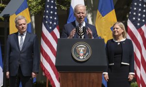 El presidente estadounidense Joe Biden (C), el presidente finlandés Sauli Niinisto (L) y la primera ministra sueca Magdalena Andersson pronuncian breves comentarios en el jardín de rosas de la Casa Blanca en Washington, DC, EE. UU., 19 de mayo de 2022. El
