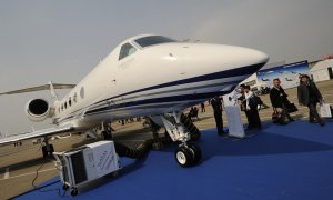 Varios visitantes miran un avión Gulfstream G450 en la Conferencia y Exposición de Aviación Comercial Asiática celebrada en Shanghai el 27 de marzo de 2012.