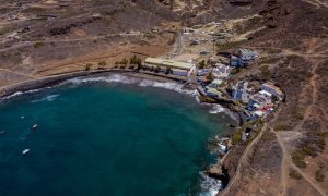 Vista aérea del Puertito de Adeje, a la izquierda la nave y a derecha las viviendas que pertenecen a la Unidad de Actuación 2