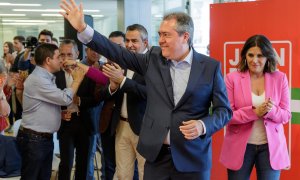 El candidato del PSOE a la presidencia de la Junta de Andalucía, Juan Espadas, saluda durante la presentación hoy miércoles en Sevilla del programa electoral de su partido para las elecciones del 19 de junio.