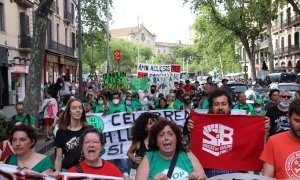 La capçalera de la manifestació convocada per una cinquantena d'enitats al centre de Barcelona contra l'encariment "insostenible" de la vida.