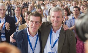 El presidente del Partido Popular, Alberto Núñez Feijóo (i), junto al nuevo líder del partido en Galicia, Alfonso Rueda (d), durante el 18 Congreso del PPdeG celebrado en Pontevedra.