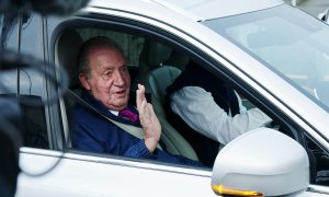 El Rey Emérito Juan Carlos I saluda desde un vehículo a su salida de la casa de Sanxenxo camino de Madrid, a 23 de mayo de 2022, en Sanxenxo, Pontevedra, Galicia (España).