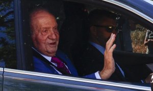 El rey Juan Carlos saluda a su llegada este lunes al Palacio de la Zarzuela de Madrid.