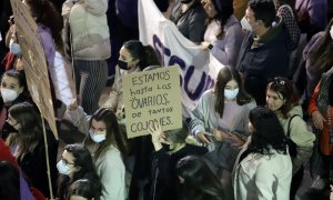 Miles de personas se lanzan a la calle en una movilización feminista por el 8M en Málaga.