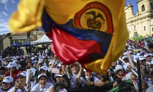 Seguidores del candidato Gustavo Petro ondean una banmdera de colombia en un mitin electoral en la Plaza Bolivar de Bogota. AFP/Juan Barreto