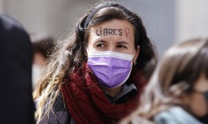24/05/2022-Una chica, con la palabra 'Libres' escrita en la frente y con mascarilla morada, durante una manifestación por la defensa de los derechos de las mujeres, a 2 de abril, en Valladolid, Castilla y León